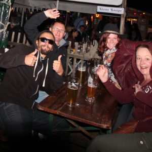 Jeunes fétards au Biergarten