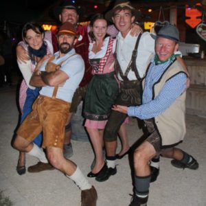 Groupe en costume au Biergarten Fête de la Bière