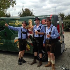 Trois hommes en costume bavarois Fête de la Bière au Biergarten