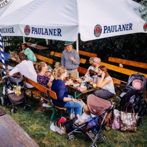 Table jeunes sous le parasol Paulaner au Biergarten