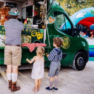 Food Truck et clients en costume bavarois au Biergarten