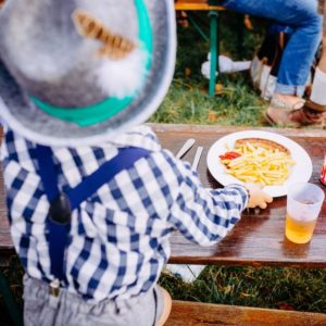 Assiette Frites avec enfant au Biergarten