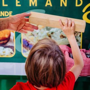 Enfant commande avec bois numéro table au Biergarten