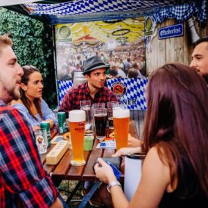 Toulousains en costume bavarois au BiergartenFête de la Bière