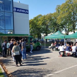 Airbus AISC Food Truck avec du monde