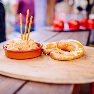 Obatzda et bretzel au Biergarten