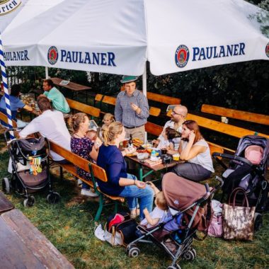 Gang des Poucettes jeunes parents au Biergarten