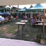 Premières tables avec fleures au Biergarten