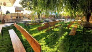 Tables en bois au Biergarten