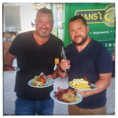 Repas copieux au Biergarten