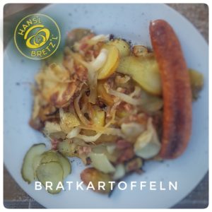 Pommes de terre aux lardons et oignons et saucisse allemande