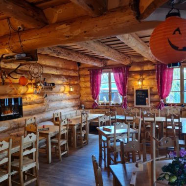 Chalet interieur avec rideaux